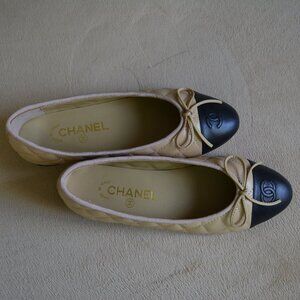 CHANEL G26250 Quilted Cream and Black toecap logo size 38C or 7.5 US
